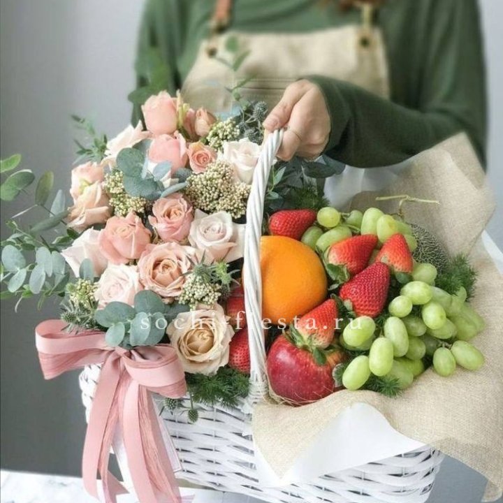 Фруктовая корзина c цветами в Старом Осколе