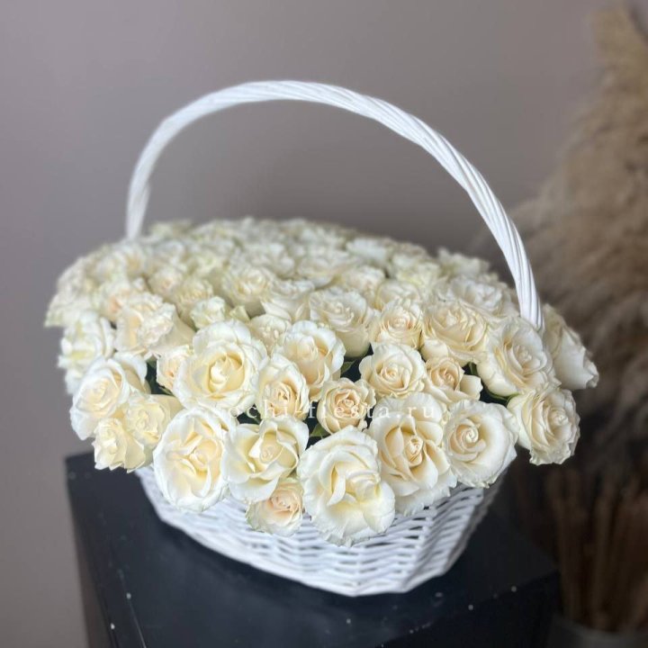 101 белая роза в корзине в Старом Осколе