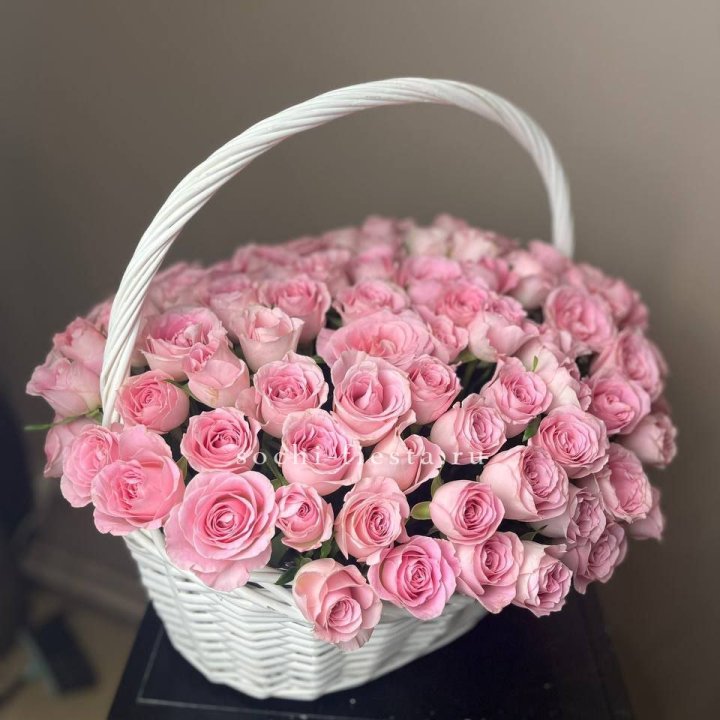 101 розовая роза в корзине в Старом Осколе