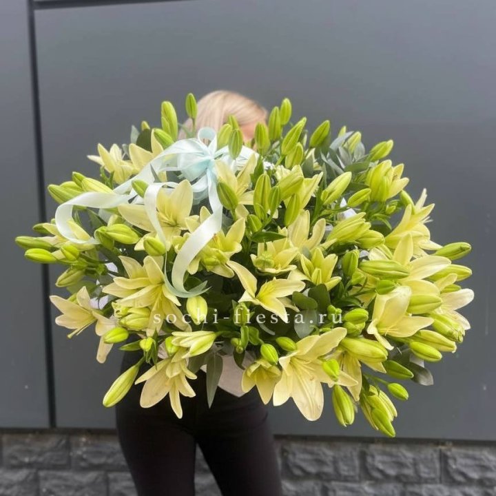 Лилии в корзине в Старом Осколе
