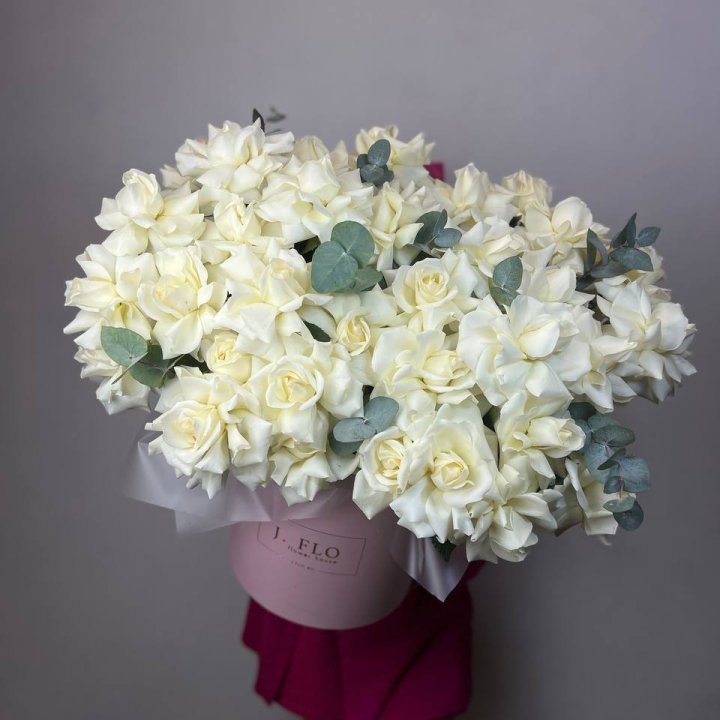 37 белых роз в боксе в Старом Осколе