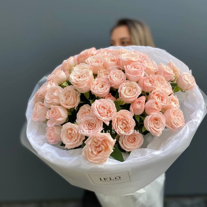 Букет кустовых роз Бомбастик с доставкой в Старом Осколе