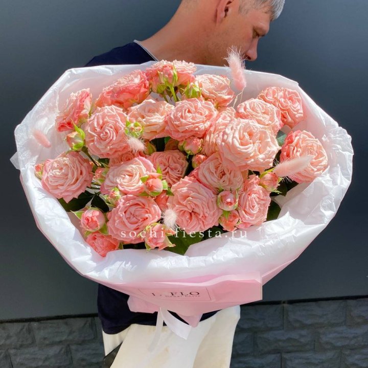 Пионовидные розы Мадам Бомбастик в Старом Осколе