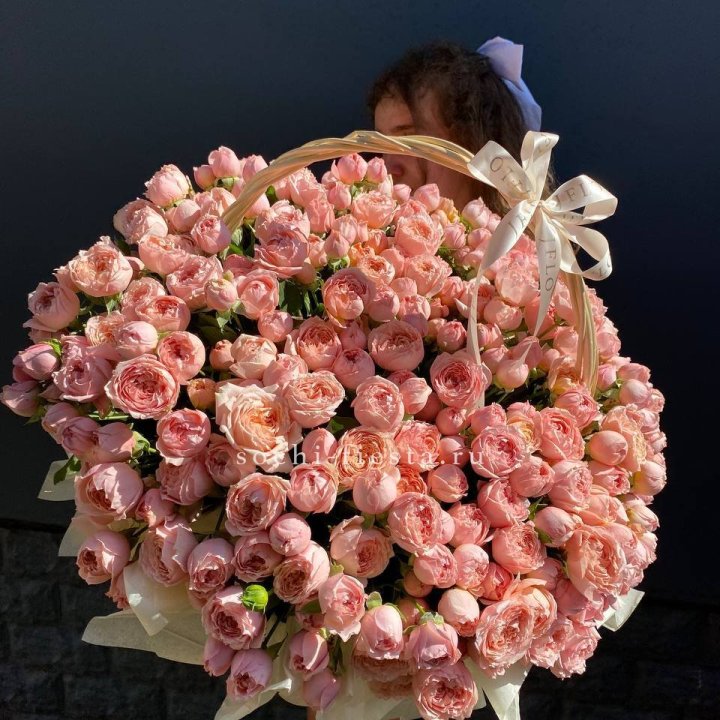 Корзина из пионовидных роз в Старом Осколе