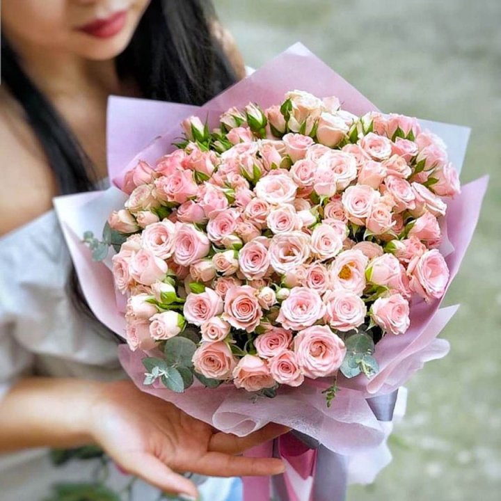 Кустовые розы с эвкалиптом в Старом Осколе