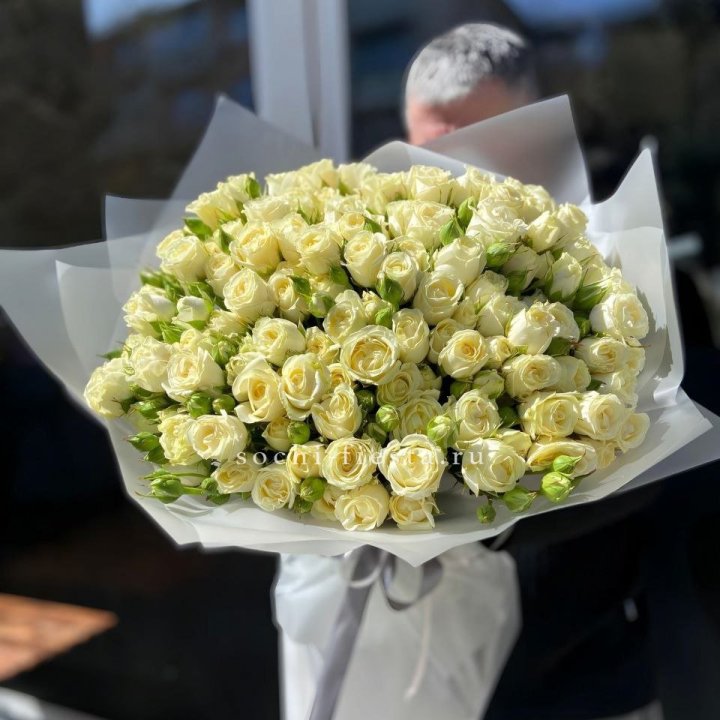 Белые кустовые розы 31 шт в Старом Осколе
