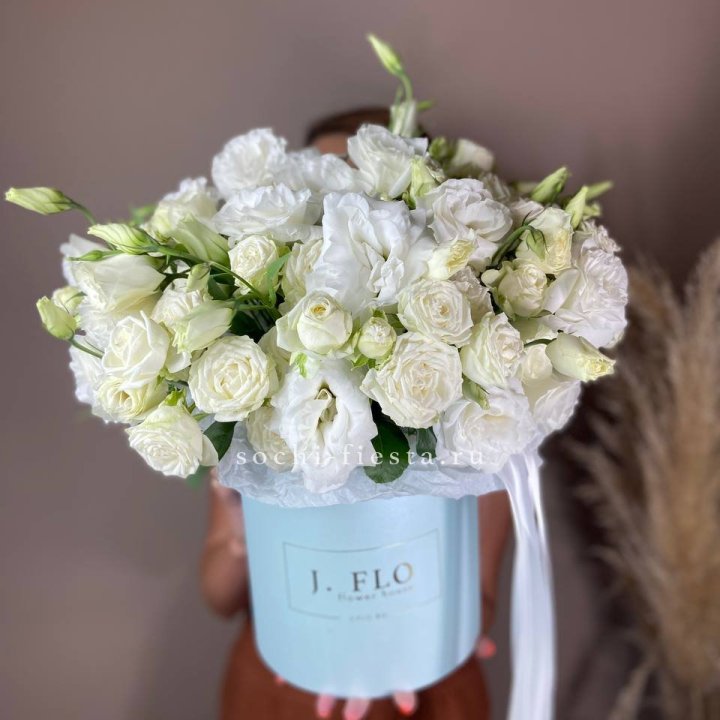 Бокс кустовых роз и эустомы  в Старом Осколе