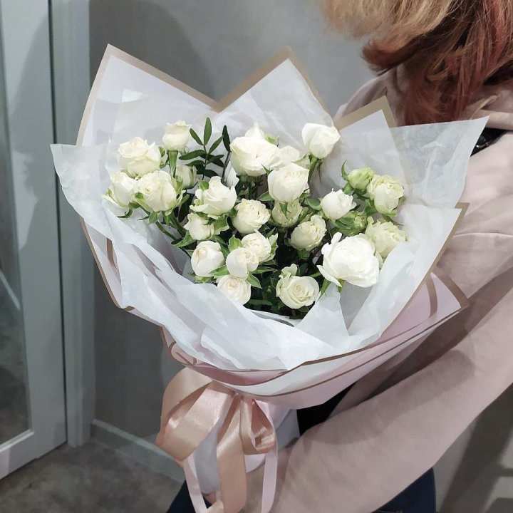 Белоснежные кустовые розы в Старом Осколе