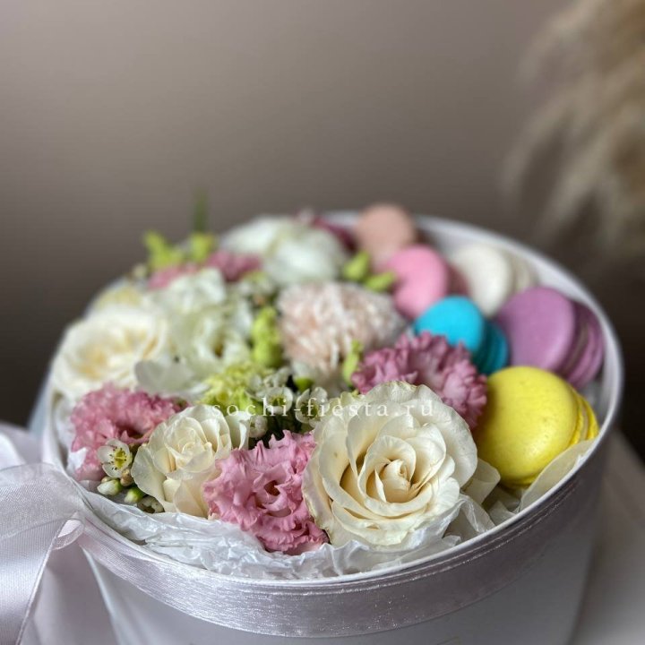 Цветы в цилиндре с макаронс "Прованс" в Старом Осколе