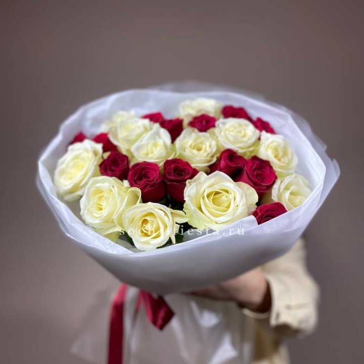 Букет их красных и белых 25 роз в Старом Осколе