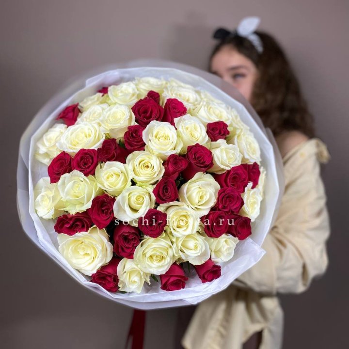 Микс из 55 роз в Старом Осколе