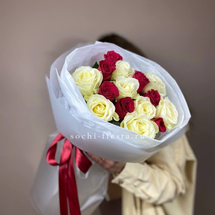 Букет из красных белых 15 роз в Старом Осколе