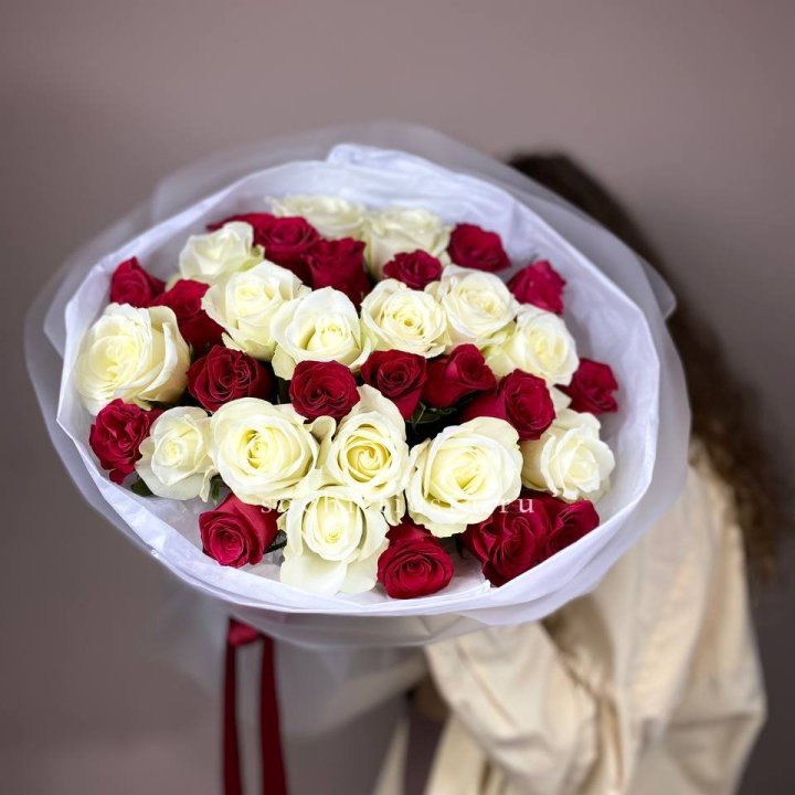 Букет из красных белых 35 роз в Старом Осколе