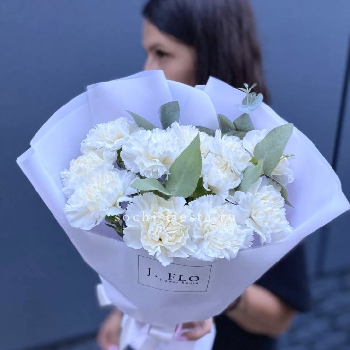 Букет белых диантусов с эвкалиптом в Старом Осколе