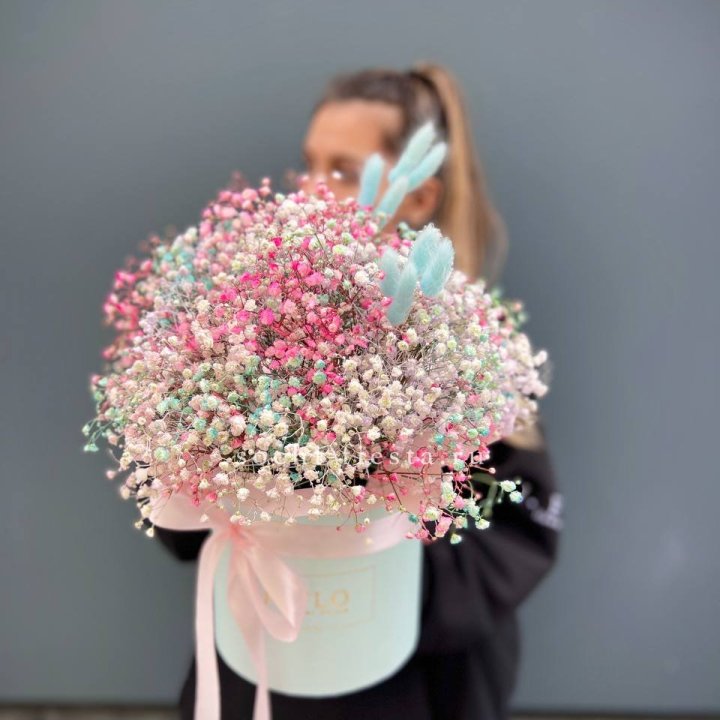 9 Радужных гипсофилы в шляпной коробке в Старом Осколе