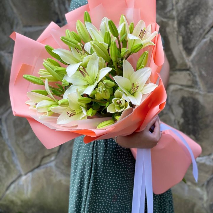 Букет из 7 белых лилий в Старом Осколе