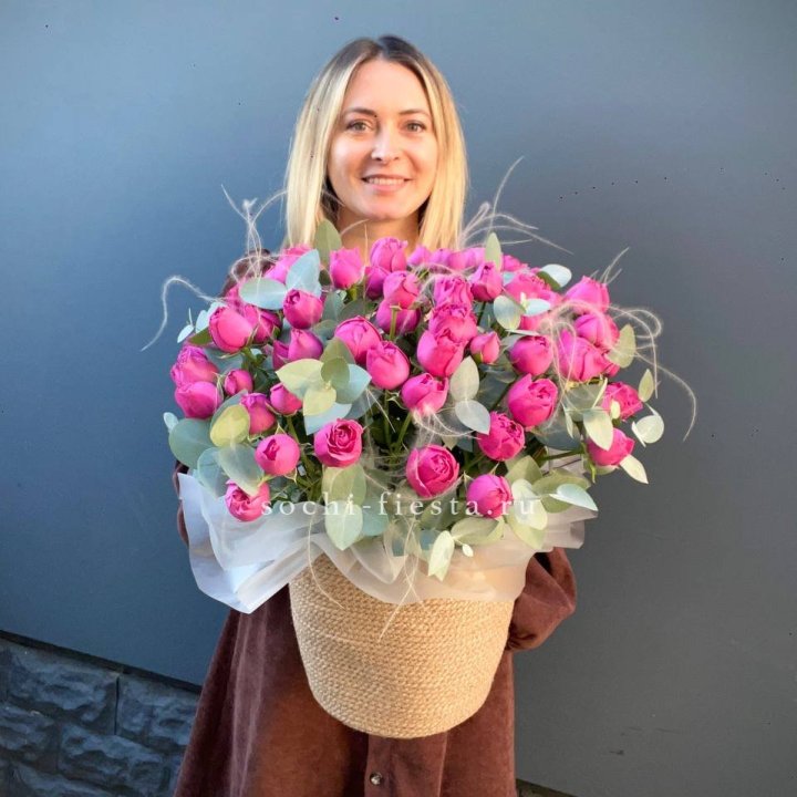 Пионовидные розы  в джутовом кашпо  в Старом Осколе