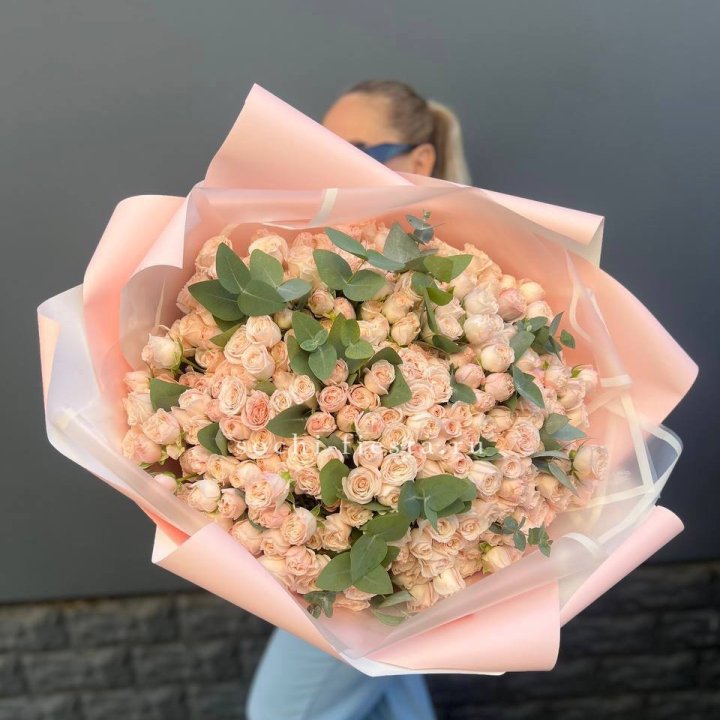 101 кустовая роза с эвкалиптом в Старом Осколе