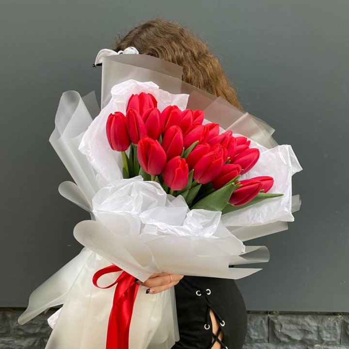  25 красных воздушных тюльпанов в Старом Осколе