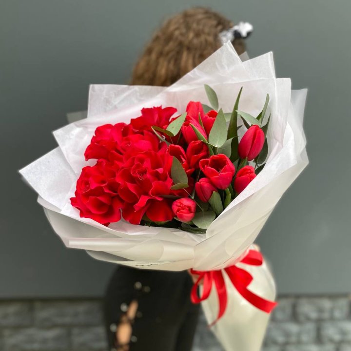 Дуо тюльпаны и розы в Старом Осколе