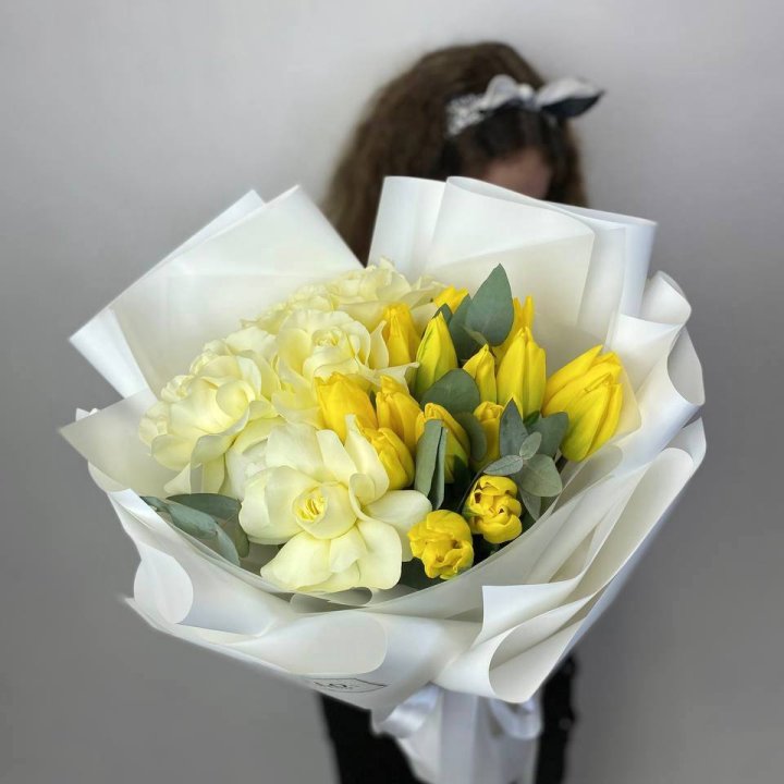 Дуо жёлтые тюльпаны и розы в Старом Осколе