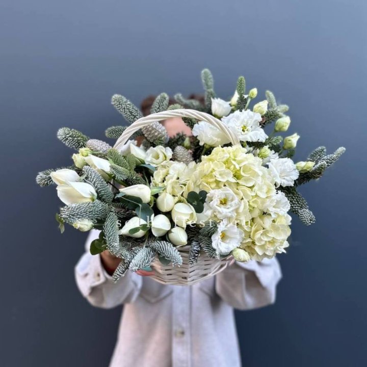 Новогодняя корзина с цветами в Старом Осколе