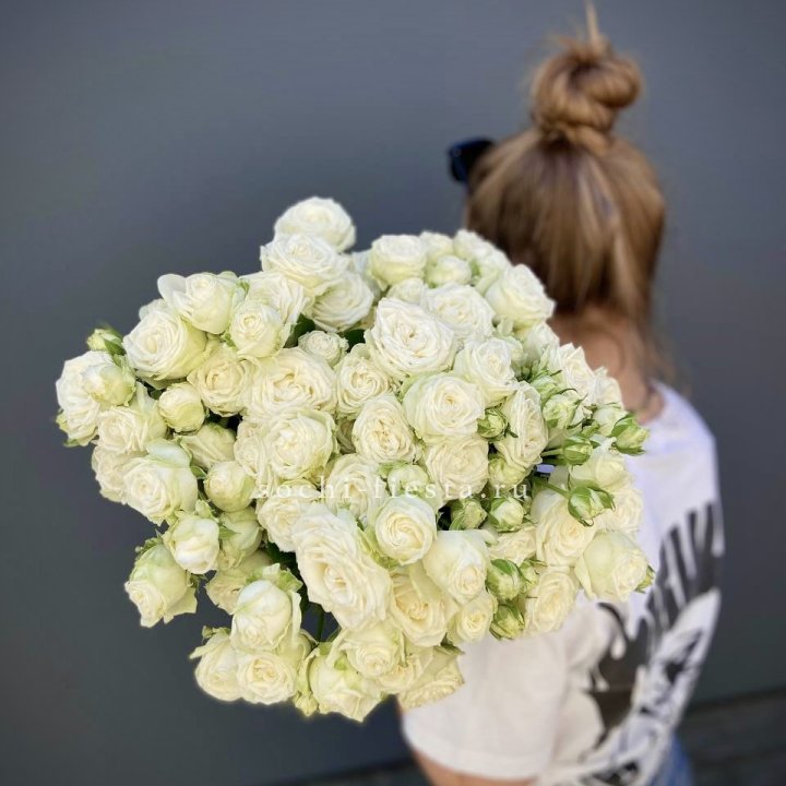 Охапка кустовых роз бомбастик  в Старом Осколе