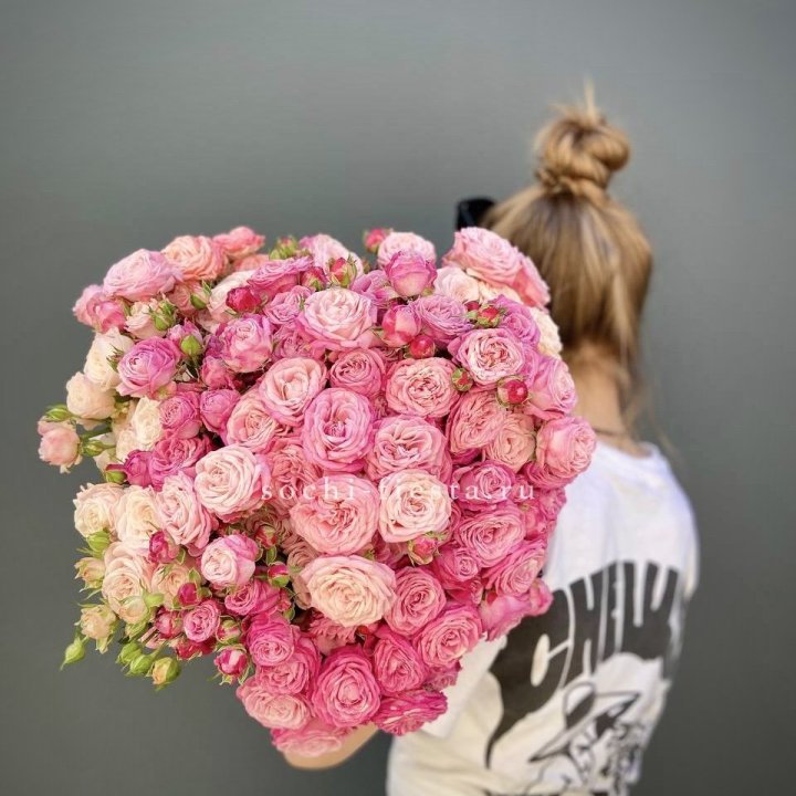 Охапка кустовых роз бомбастик пинк в Старом Осколе
