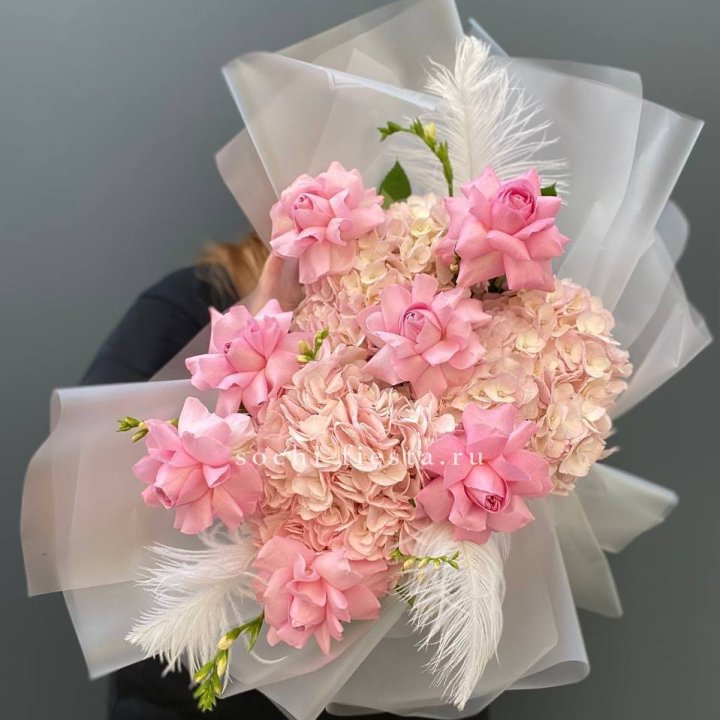  Букет  из гортензий и розовых роз в Старом Осколе