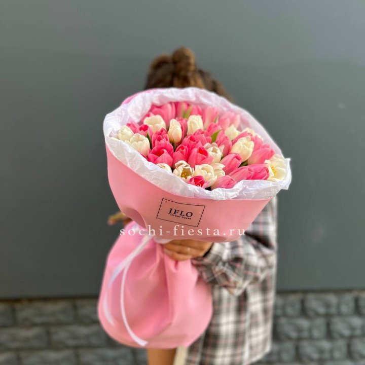 51 бело-розовый тюльпан в Старом Осколе