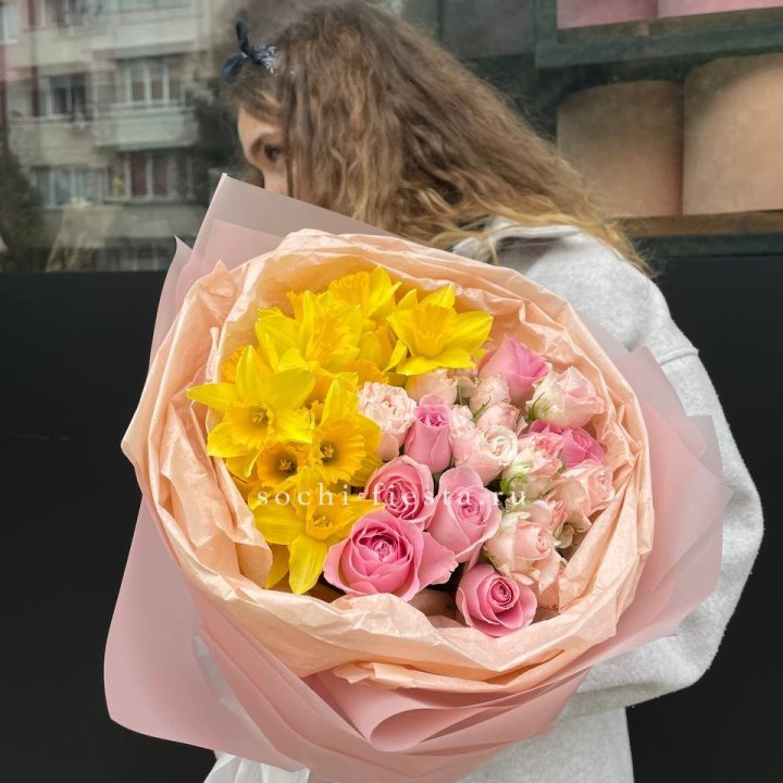 Букет роз и нарциссов в Старом Осколе