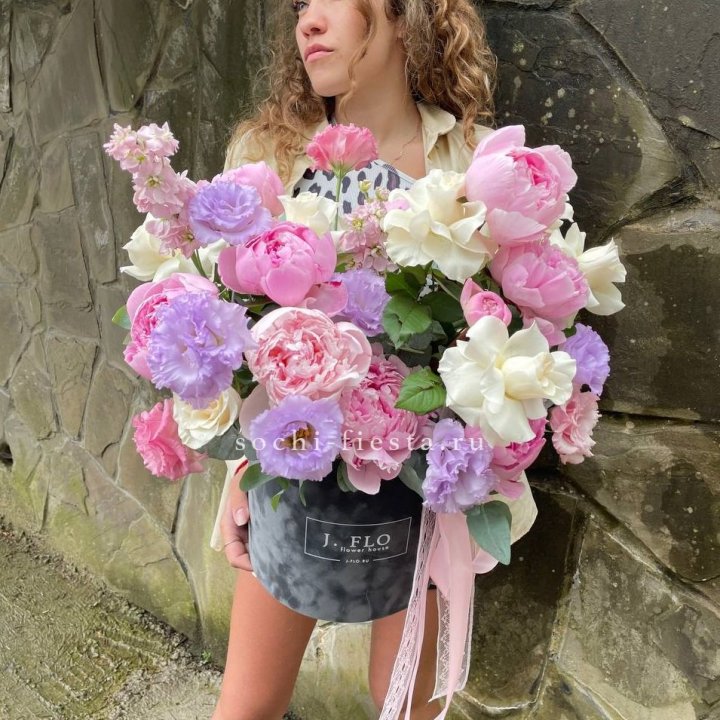 Дизайнерский цилиндр с пионами в Старом Осколе