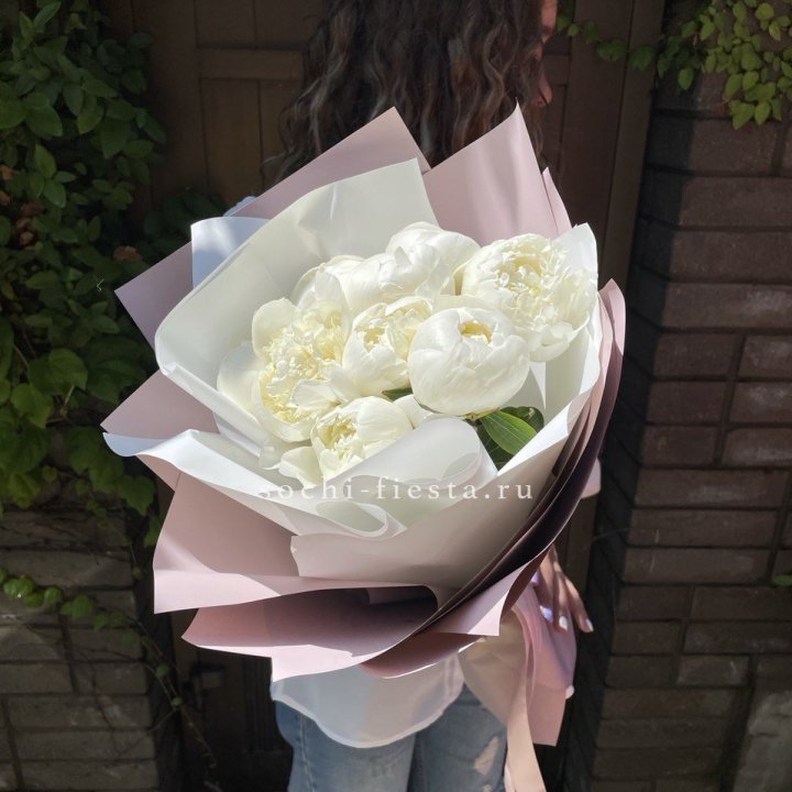 9 белоснежных пионов в Старом Осколе