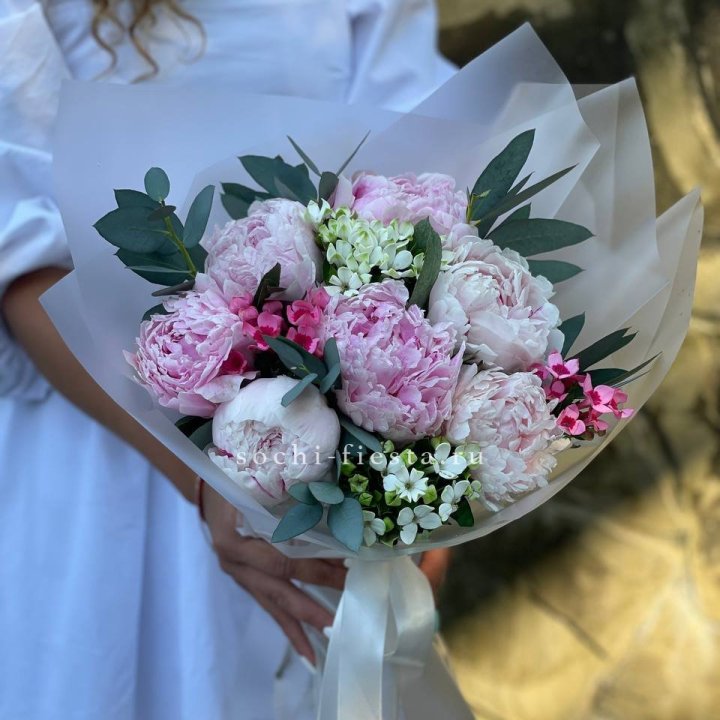 7 зефирных пионов с эвкалиптом в Старом Осколе