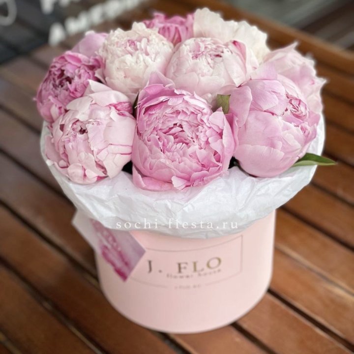 Цилиндр с пионами "Лилу" в Старом Осколе