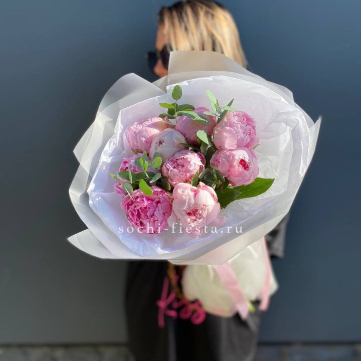 9 пионов с эвкалиптом в Старом Осколе