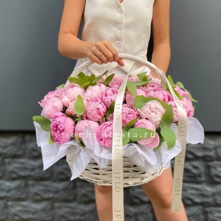 29 пионов в корзине в Старом Осколе