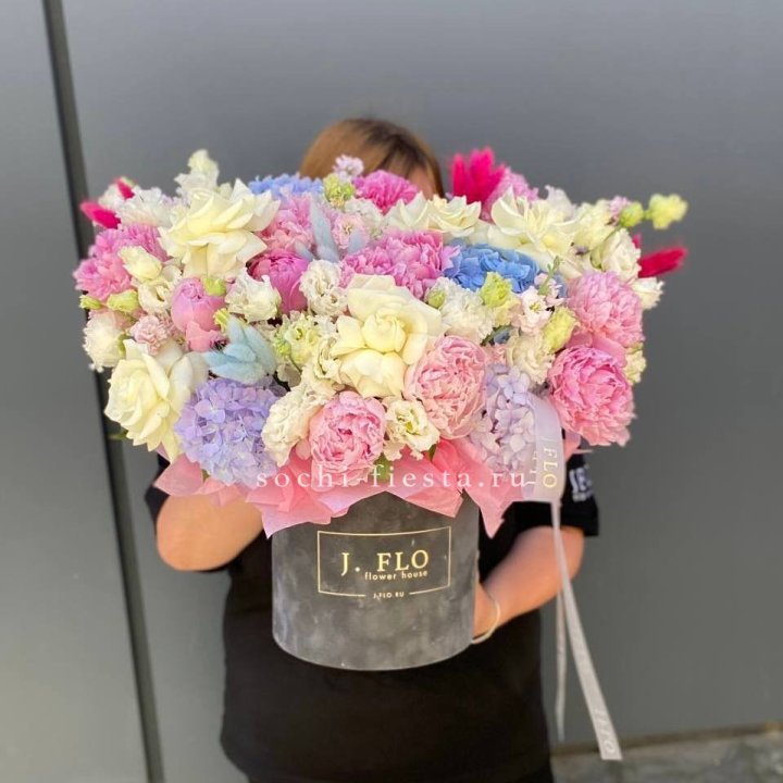 Цилиндр с пионами "Аса" в Старом Осколе