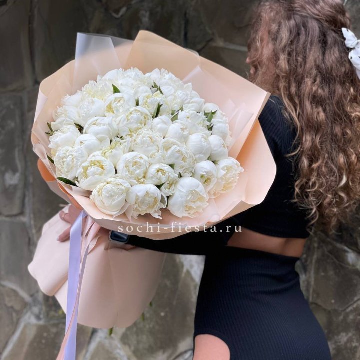 35 белых пион в Старом Осколе