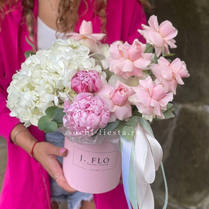 Цилиндр с пионами "Алисия" в Старом Осколе