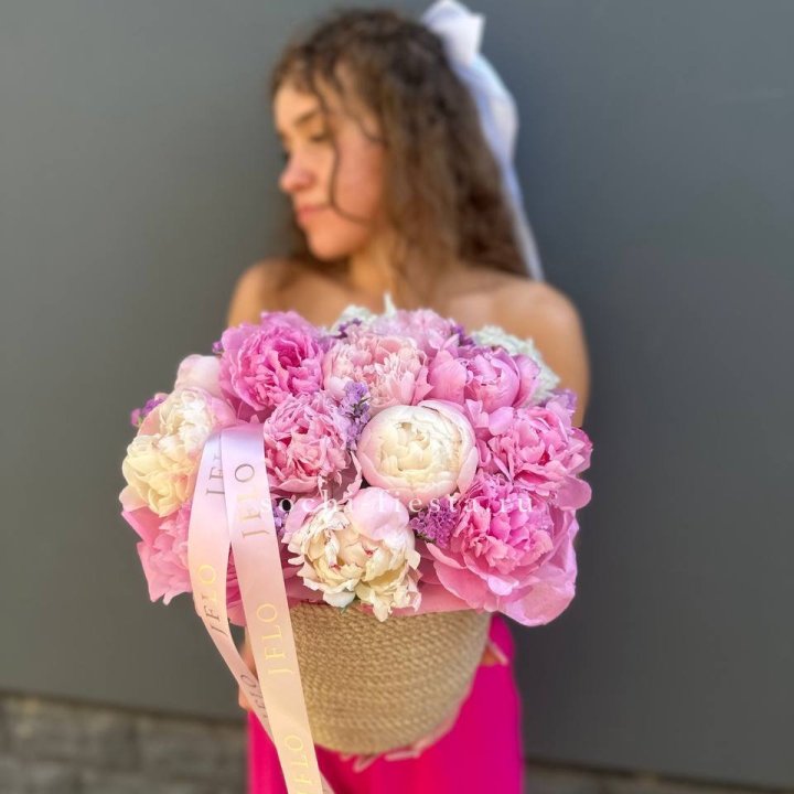 15 пионов в джутовом кашпо в Старом Осколе