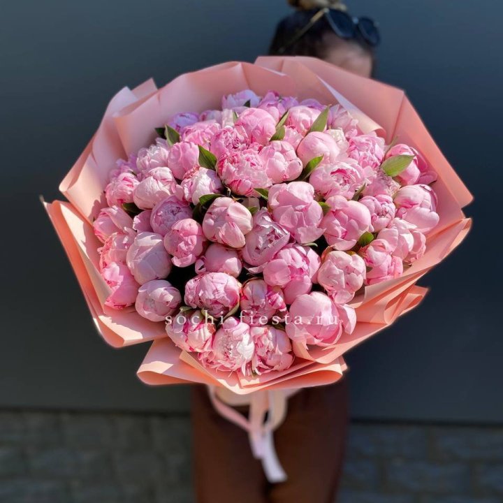 Нежный букет 51 пионов  в Старом Осколе
