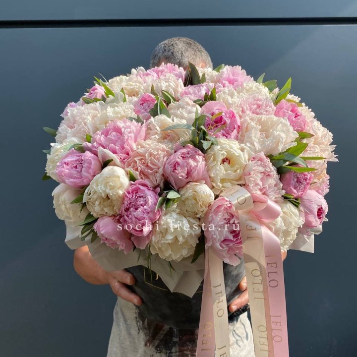 51 пионов в боксе в Старом Осколе