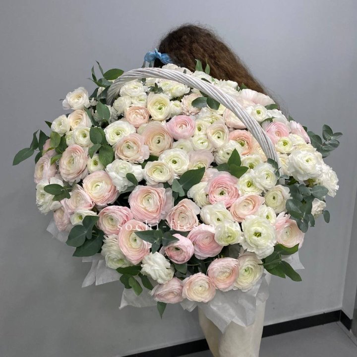 Ранункулюсы в корзине в Старом Осколе