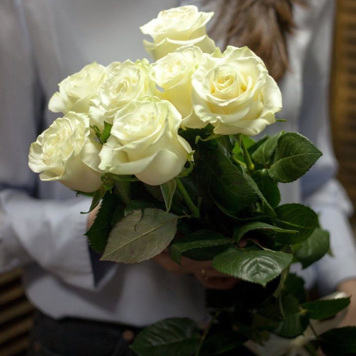 7 белых роз в Старом Осколе