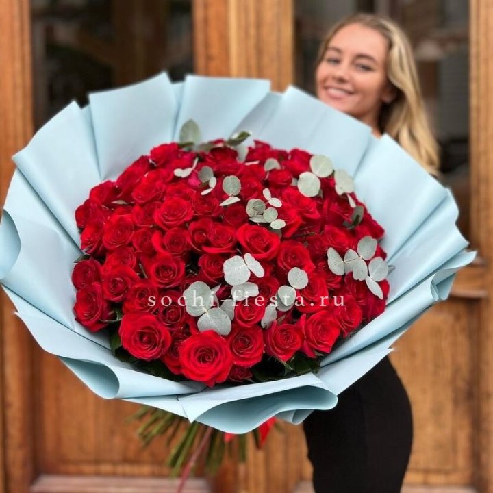 101 красная роза с эвкалиптом в Старом Осколе