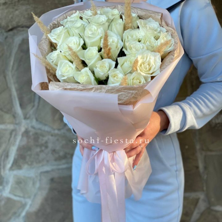 25 белых роз с сухоцветами в Старом Осколе