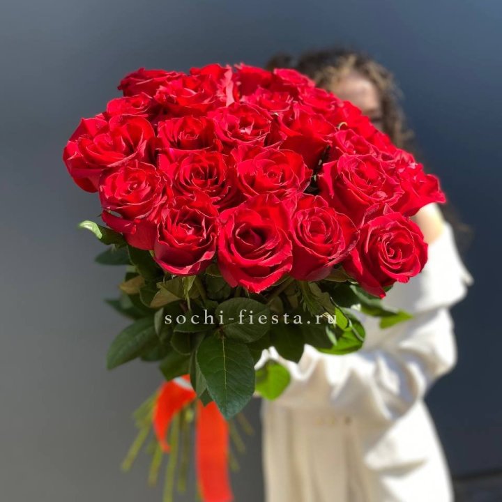 25 высоких красных роз в Старом Осколе