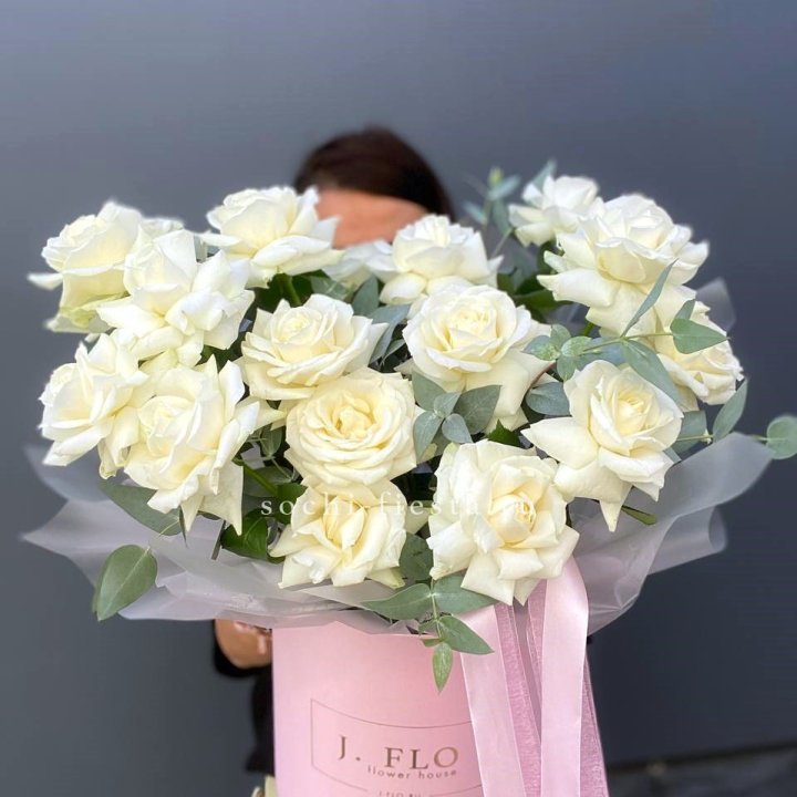 17 Французских белых роз в боксе в Старом Осколе