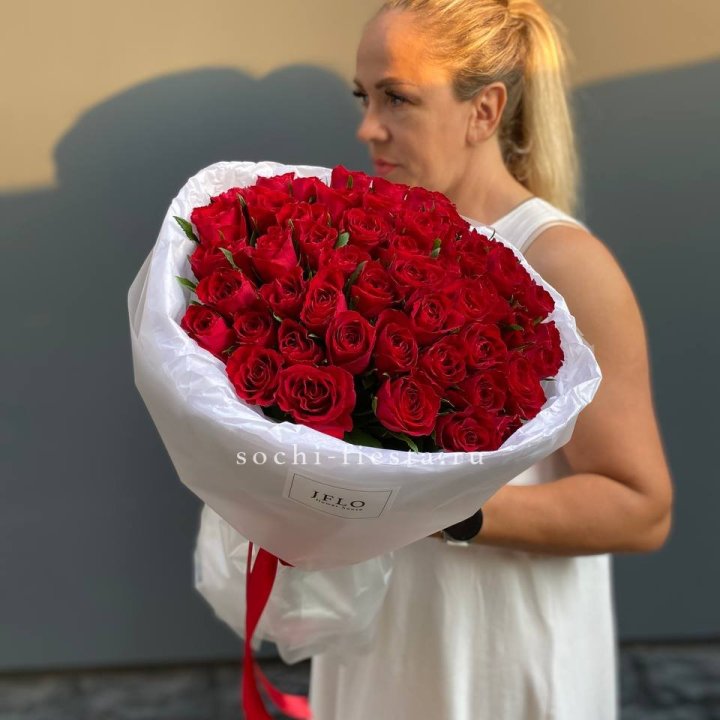 51 роза мадам ред в нежном оформлении с доставкой в Старом Осколе